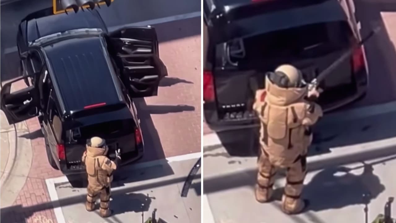 Momento en que un oficial de la unidad antiexplosivos de la Policía de Dallas localiza una espada dentro del vehículo investigado.