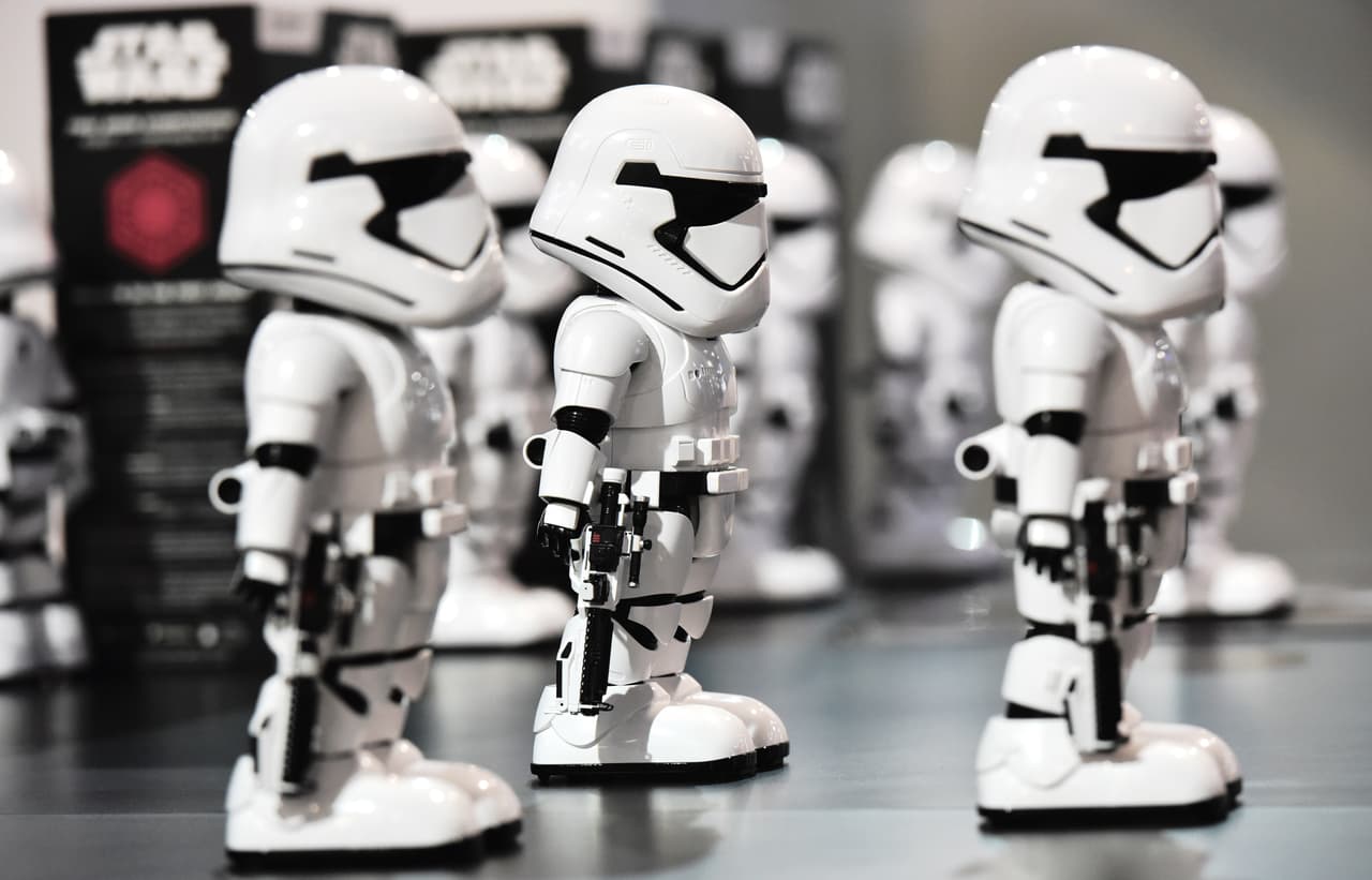 Para los amantes de Star Wars, los robots Utrtech First Order Stormtrooper son la nueva sensación. Estos pueden ser controlados por voz. Tienen reconocimiento facial y son capaces de 'patrullar' los espacios donde se coloquen. MANDEL NGAN / AFP