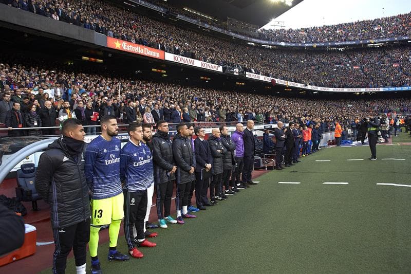 El Camp Nou guardó un respetuoso minuto de silencio en memoria a las 71 víctimas del accidente de avión en Colombia en el que viajaba el equipo brasileño del Chapacoense.