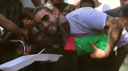 Pero previo a la llegada de la Nochebuena y sorprender a Natalia, Maluma acudió a una comunidad de su natal Colombia para regalar algunos juguetes.