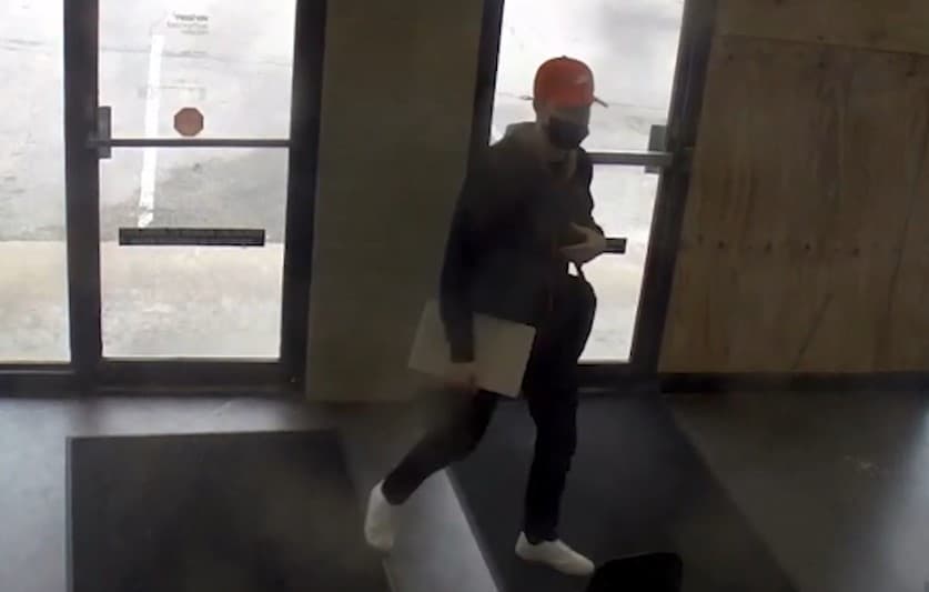 Buscan responsable de robar dispositivos móviles de tiendas en Austin 