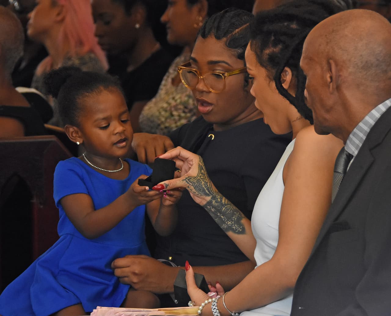 ¿Será que a Rihanna se le despertó el instinto maternal?