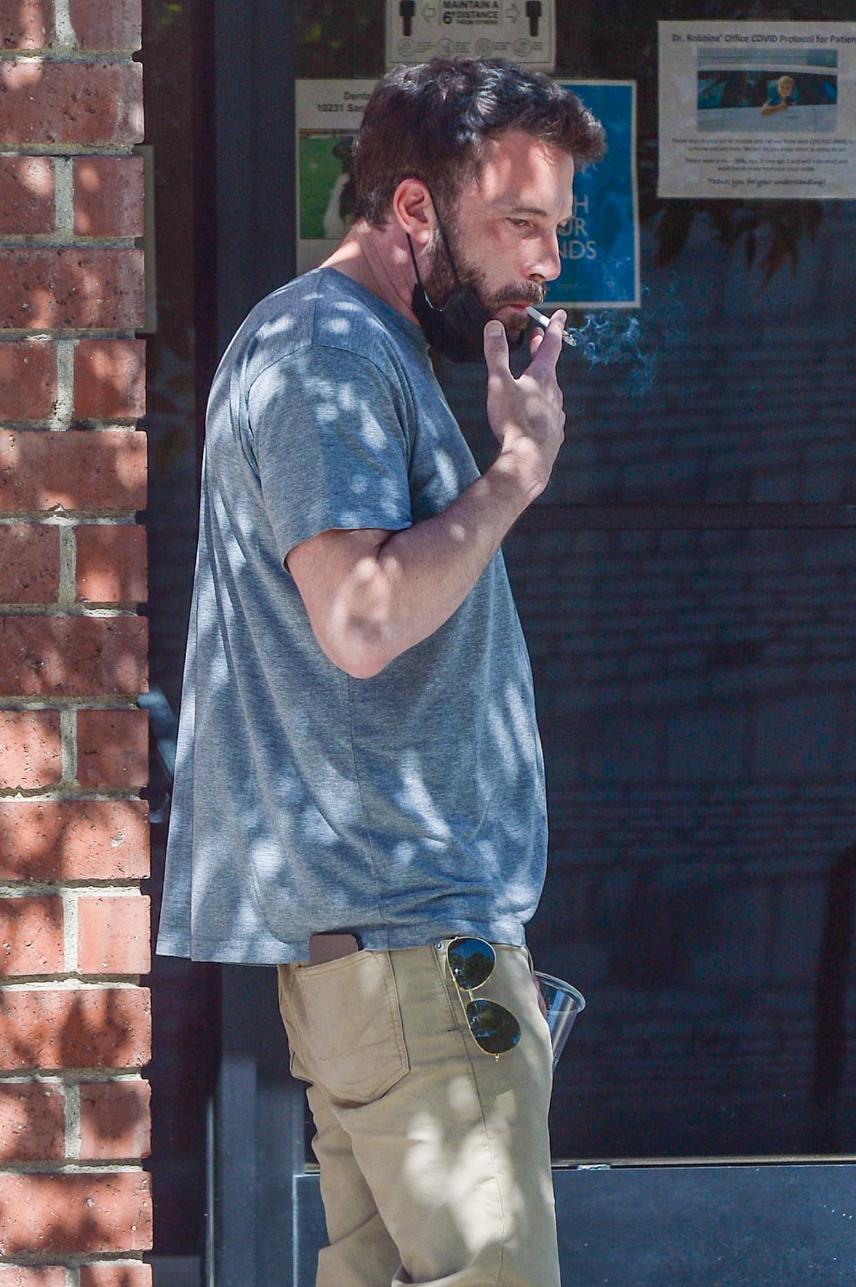 Ben esperó unos minutos afuera de las instalaciones para fumar un cigarro.
<br>