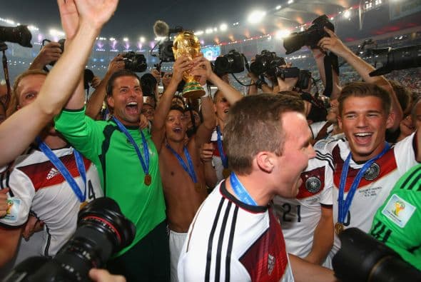 Mesut Özil de Alemania levanta el trofeo con el portero Roman Weidenfeller de Alemania.
