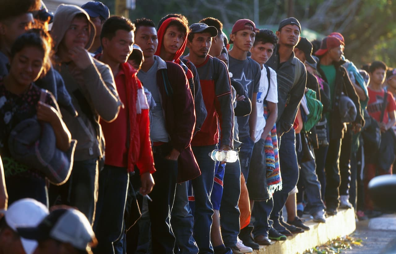 Nueva caravana de centroamericanos espera en la frontera de México para seguir su viaje hacia EEUU