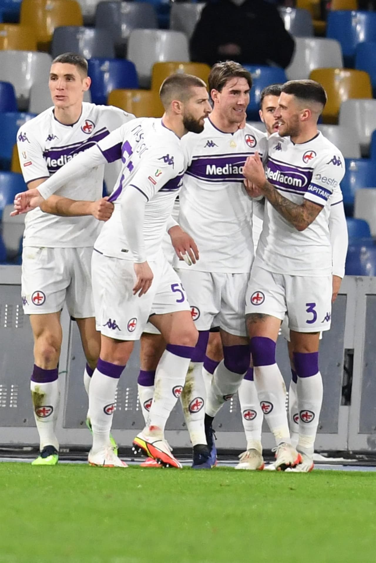Napoli cae 5-2 ante la Fiorentina en tiempos extra y con 9 hombres, durante Octavos de Final y queda fuera de la Coppa Italia. Dries Mertens y Andrea Petagna fueron los que dieron goles a los locales, mientras que para la Fiore descontaron Vlahovic, Biraghi, Venuti, Piatek y Maleh. EL mexicano Hirving Lozano llevaba 20 minutos en cancha cuando propinó tremendo planchazo y salió expulsado.