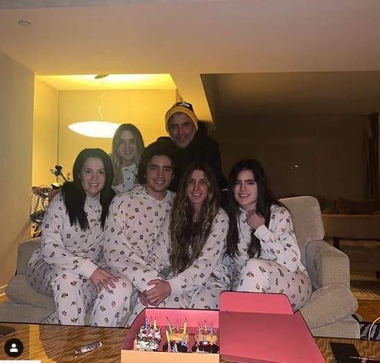 Alexia Hernández parece ser un miembro más de la familia Fernández desde hace mucho tiempo. En varias ocasiones ha sido vista en
<b><a href="https://www.univision.com/famosos/como-pocas-veces-lo-ves-el-potrillo-rodeado-de-sus-hijos-para-celebrar-a-alex-fernandez-fotos" target="_blank">reuniones muy íntimas y familiares</a></b> con los miembros de la dinastía.
<br>