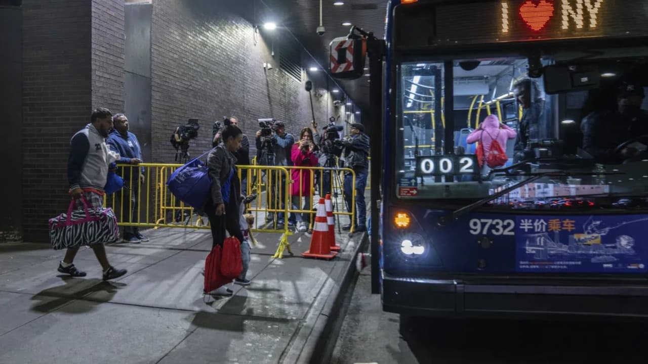 <b>Escuelas, iglesias, cárceles, hoteles y gimnasios</b>, entre otros recintos, fueron habilitadas para darle refugio a la ola de inmigrantes que llegaban a la Ciudad de Nueva York. Algunos samaritanos, por decisión propia, ofrecieron sus hogares para darles techo.