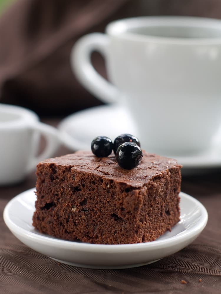 Mientras que para el relleno necesitas mantequilla derretida, chocolate semi-dulce, azúcar impalpable, crema agria y vainilla.