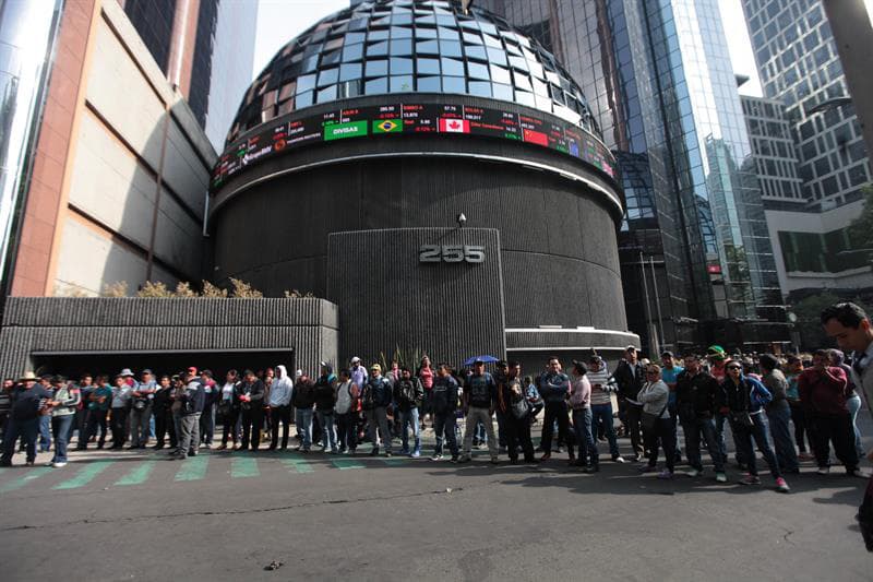 Maestros y gobierno de México endurecen sus posturas y siguen los bloqueos