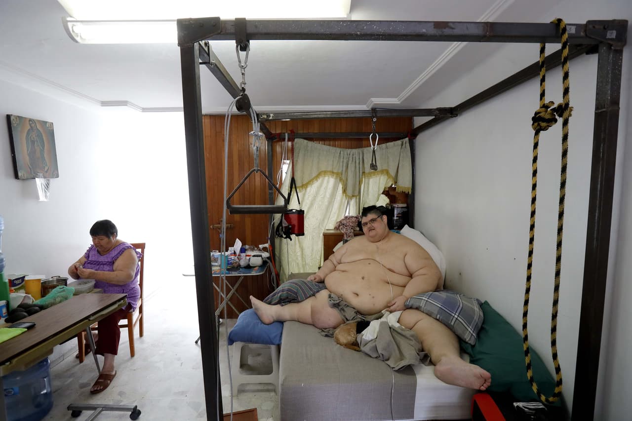 En casa, además de
<a href="https://www.univision.com/noticias/enfermedades-cardiovasculares/un-poco-de-movimiento-para-combatir-el-sedentarismo-fotos">ejercitarse</a>, teje bufandas y hace alegrías, un postre tradicional mexicano a base de amaranto y miel. "
<b>Estoy muy contento porque todo va muy bien</b>", declaró a la agencia de noticias AFP.