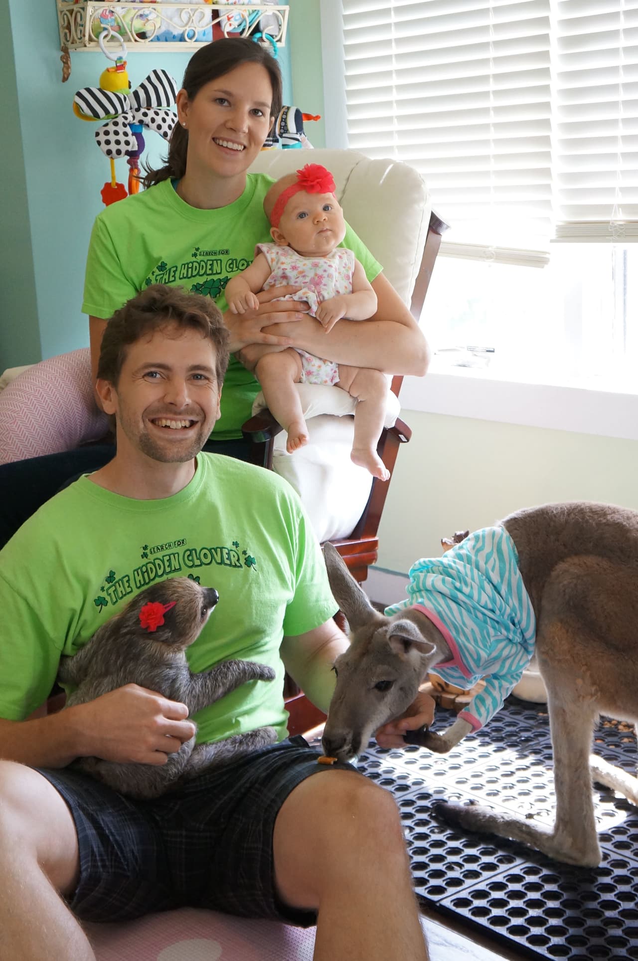 Julia y Jason Heckathorn protegen tanto a la canguro, como a la pequeña.