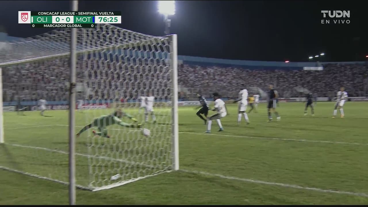 ¡Atajadón! Testarazo cruzado de Eddie Hernández y vuela Menjívar