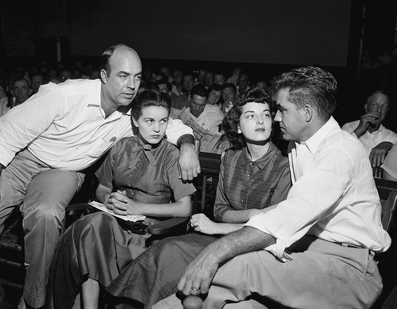 Foto del 23 de septiembre de 1955, en el tribunal de Sumner, Mississippi:
<b>J.W. Milam (izquierda)</b>, junto a su esposa.
<b>Roy Bryant (derecha), junto a su esposa, Carolyn Bryant Donham.</b>