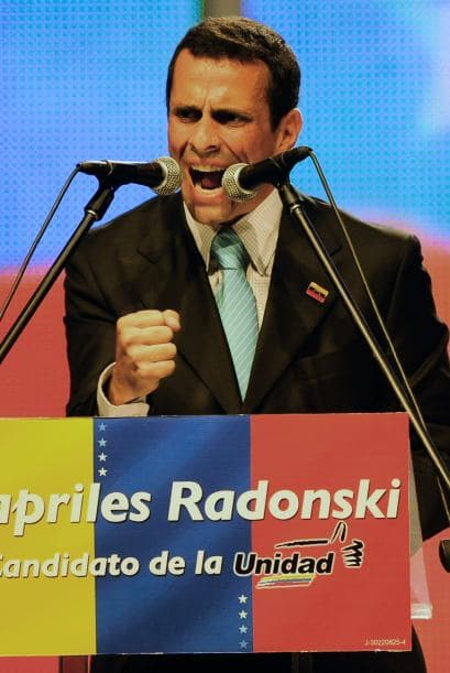 "A veces me llego hasta casa de mi madre. Siempre la cocina de la madre es la mejor de todas", dice Capriles, que admite que la agitada vida política que lleva le hace comer "mucho en la calle" y en campaña come cualquier cosa dentro del autobús en el que viaja.