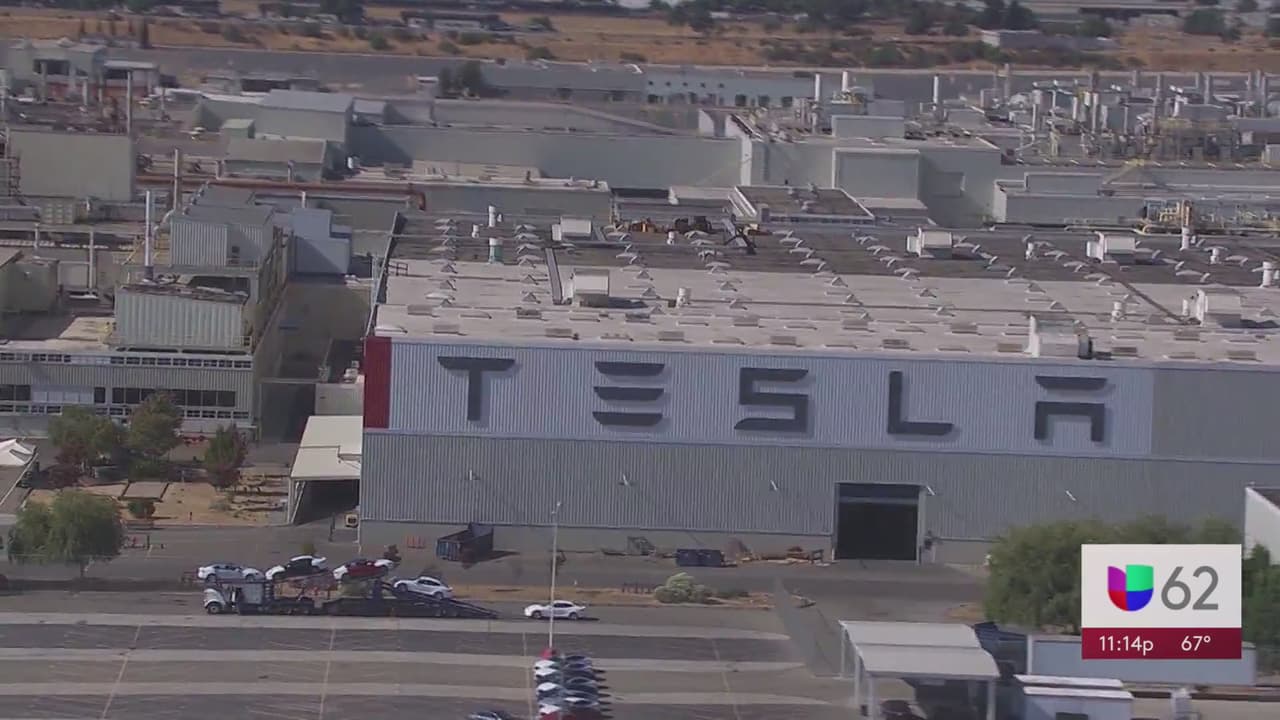 “Nuestra fábrica está a cinco minutos del aeropuerto, a 15 minutos del centro de la ciudad y vamos a crear un paraíso ecológico, porque estamos justo en el río Colorado. Va a ser genial ”, dijo Musk a los accionistas el jueves. 
<br>
<br>Tesla está desarrollando una planta de ensamblaje de vehículos
<a href="https://www.univision.com/local/austin-kakw/trabajo-austin-tesla-busca-contratar-mas-300-personas-puestos-vacantes-fotos"><b> en las afueras de Austin</b></a>.