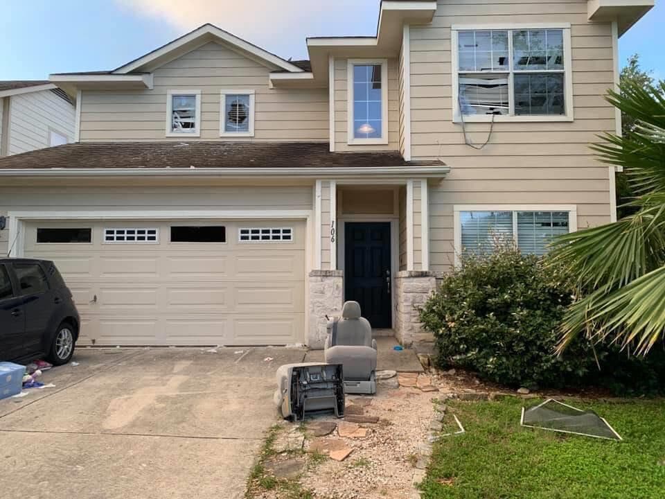 Se sabe que la familia tenía poco de vivir en el norte de San Antonio. Se espera que en las próximas horas se de a conocer la identidad.