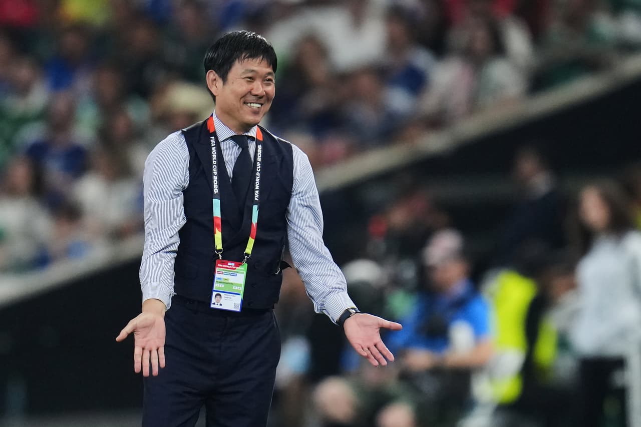 El director técnico de Japón, Hajime Moriyasu, sonríe durante el partido de fútbol del Grupo F de la Copa Mundial contra Túnez en Guadalupe, cerca de Monterrey, México, el sábado 20 de junio de 2026.