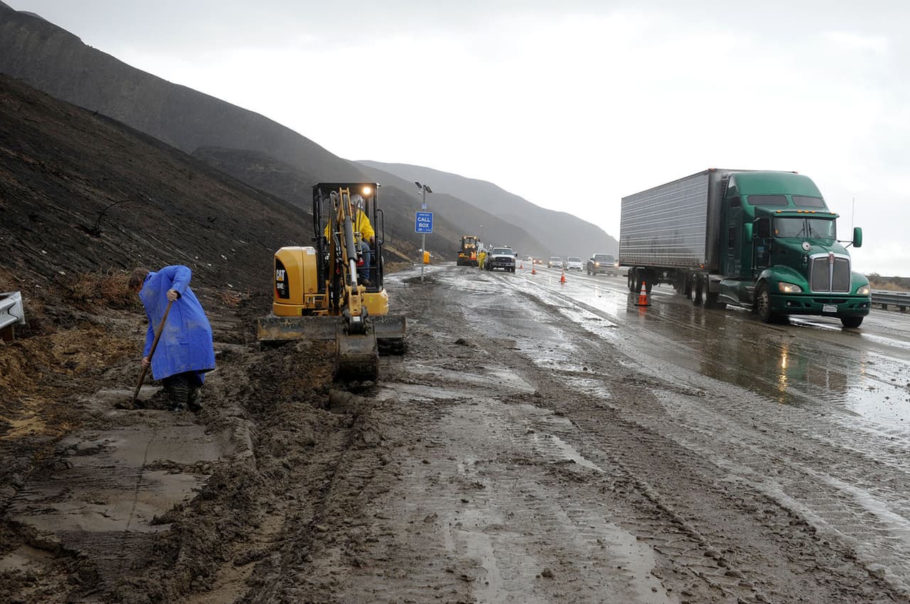 Tormenta obliga al desalojo de indigentes en zonas vulnerables de California