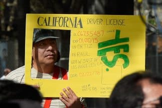 Un informe del Pew revela que más de cuatro millones de inmigrantes sin un estatus legal viven en estados que les permiten manejar.