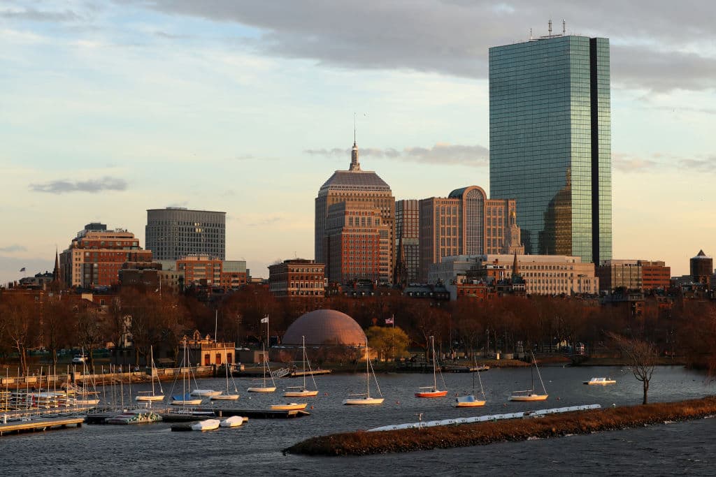 <b>Boston, Massachusetts. Boston enfrenta también el desafío silencioso del hundimiento de la tierra,</b> fenómeno que afecta a 
<b>más de un millón de residentes que viven en terrenos en proceso de subsidencia</b>. Se estima que aproximadamente entre el 65% y el 80% del área total de la ciudad está experimentando algún nivel de descenso.
<br>
<br>Como ciudad costera, 
<b>este hundimiento terrestre amplifica directamente los impactos del aumento del nivel del mar</b>, exacerbando los riesgos. El hundimiento en Boston es impulsado por una combinación de 
<b>procesos naturales</b>, como el GIA, y 
<b>actividades humanas</b>, como la carga de infraestructura y la explotación de agua subterránea.