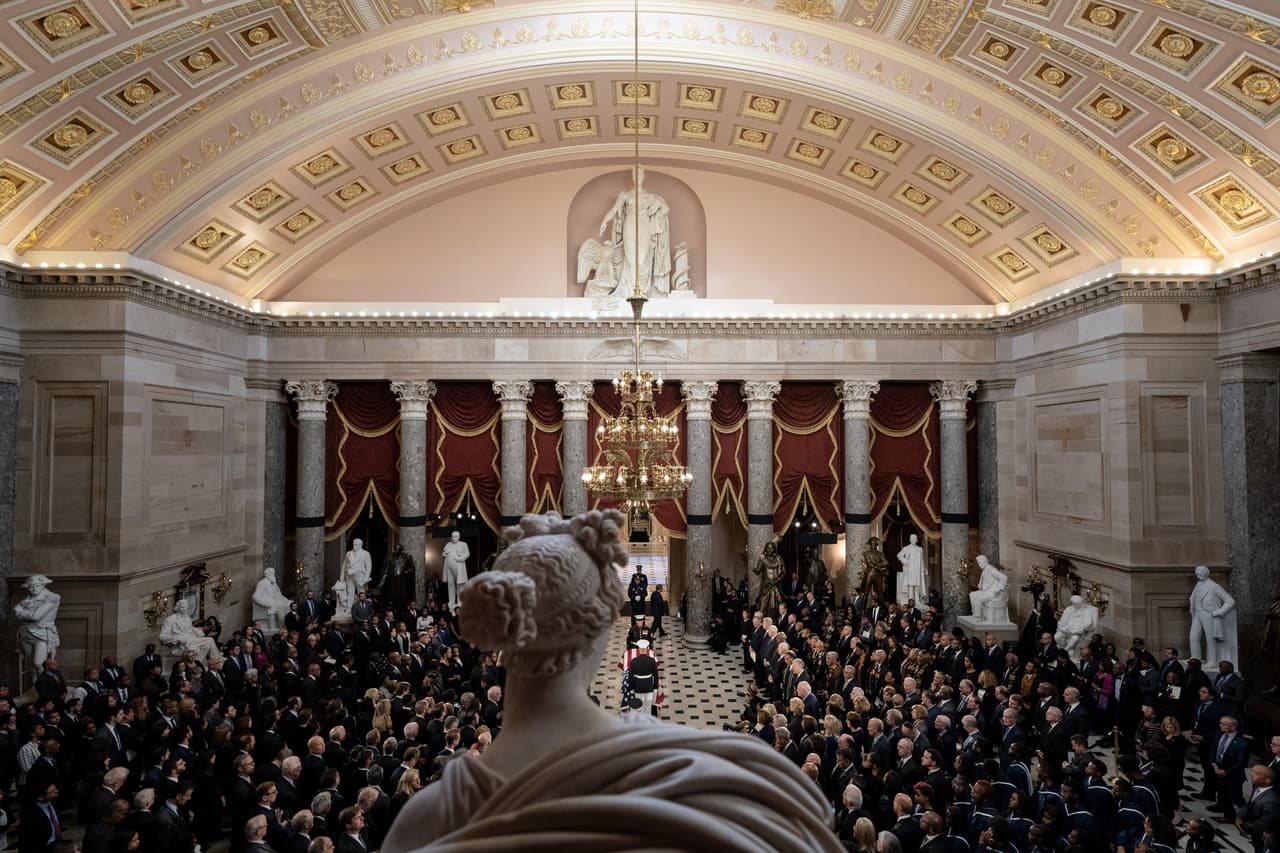 El público tendría la oportunidad de presentar sus respetos a Cummings más tarde el jueves en el Salón de las Estatuas, un espacio que contiene esculturas procedentes de los 50 estados de la unión.