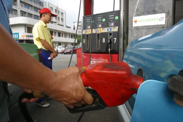 11.- De acuerdo con el análisis divulgado por 
<i><a href="https://www.theguardian.com/environment/2019/oct/09/revealed-20-firms-third-carbon-emissions">The Guardian</a></i>, el 90 por ciento de las emisiones resultaron del uso de los productos de estas compañías utilizadas en petróleo, Gas Natural, carbón y combustible para aviones. PetroChina es la onceava compañía que ha emitido 15,632 toneladas equivalentes de dióxido de carbono emitiendo 1.15% de las emisiones mundiales. 
<br>