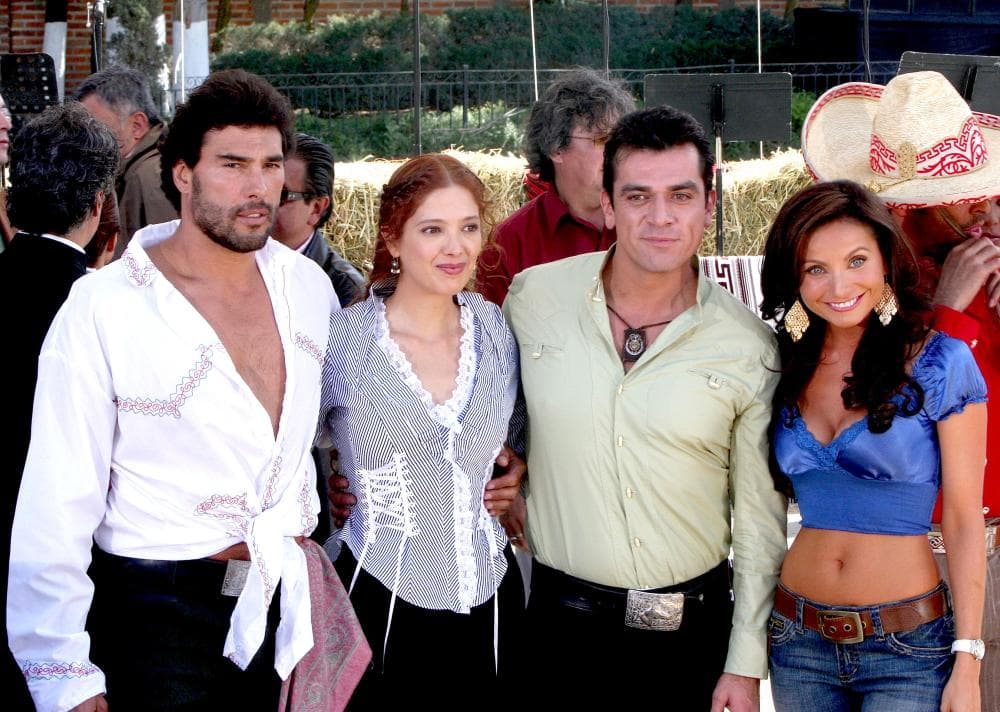 En esa historia repitió galán:
<b><a href="http://www.univision.com/temas/eduardo-yanez">Eduardo Yáñez</a></b> y ella se reencontraron para estelarizar esa telenovela.