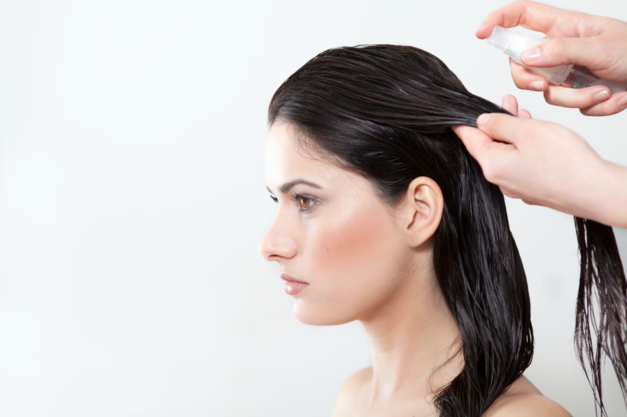 Rocía sobre todo el cabello húmedo y déjalo actuar durante 20 minutos. Pasado este tiempo, enjuaga tu pelo con agua tibia y sécalo con cuidado.