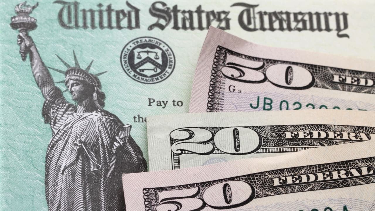 Haciendo la declaración de impuestos electrónica el reembolso tarda 21 días en aparecer en tu cuenta bancaria si elegiste el depósito directo.