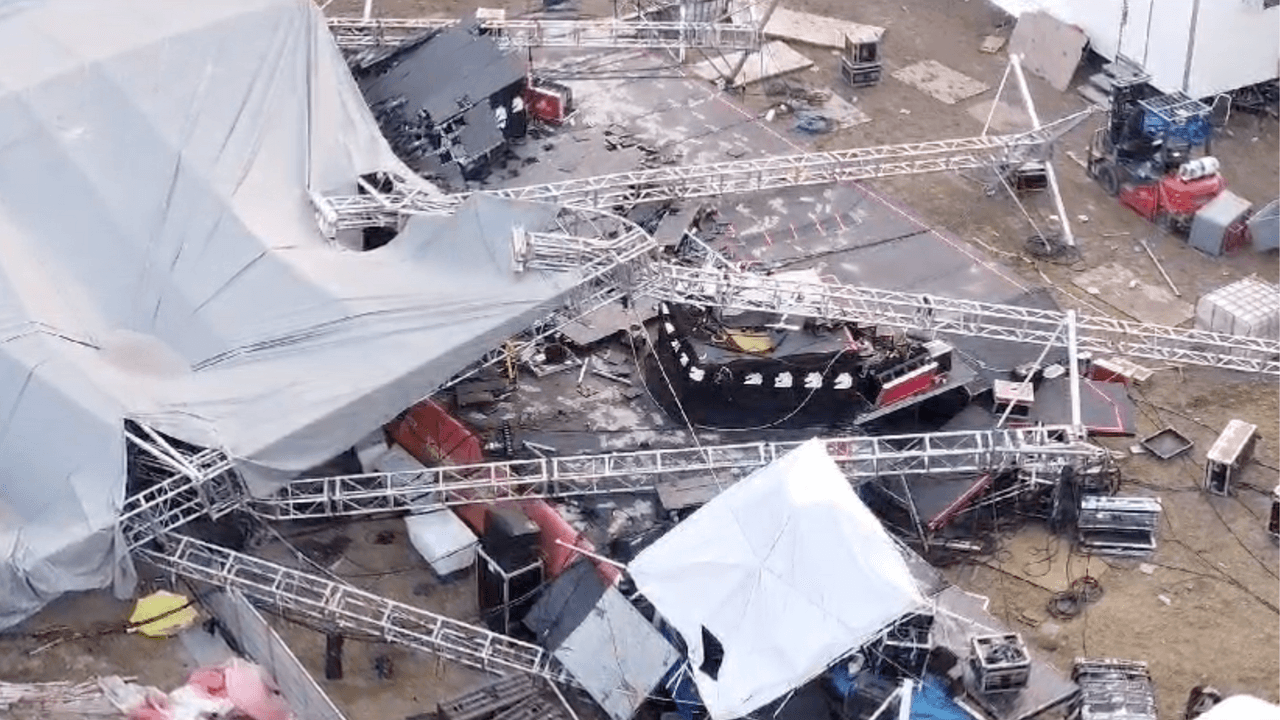 Estas
<b>imágenes además revelan la forma en que las columnas metálicas cayeron</b>, que dejaron caer todo el techo del escenario.