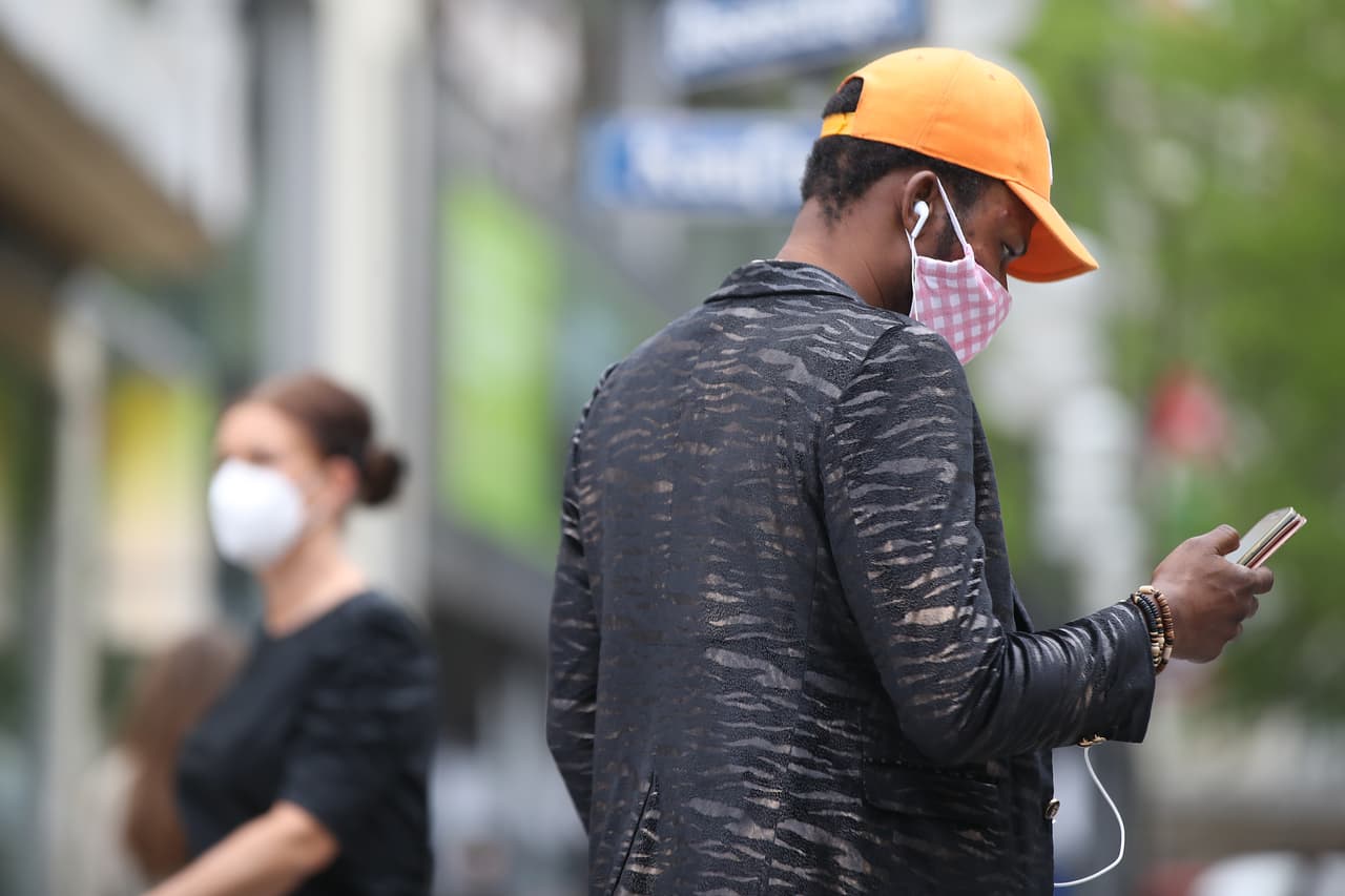 <b>¿Cómo puede hacer una mascarilla o una cubierta facial? </b>Los CDC tienen una guía en línea sobre
<a href="https://www.univision.com/noticias/en-video-asi-puedes-hacer-tapabocas-reusables-en-tu-casa-sin-tener-que-coser-video/?2323" target="_blank">cómo hacer una con suministros que pueda tener en casa</a>, como una camiseta vieja, jeans o pañuelos. La guía incluye instrucciones para hacer una cubierta con o sin costura.