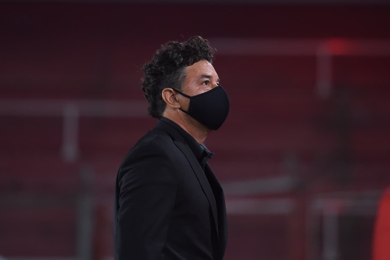 Aislan a Marcelo Gallardo por posible contagio de COVID-19