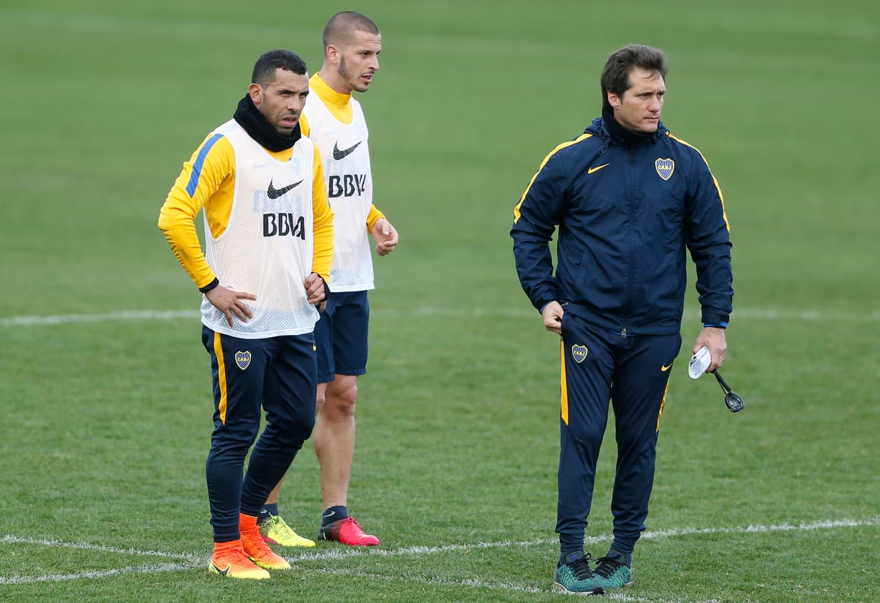 Guillermo Barros Schelotto hizo de todo para convencer a Tévez de continuar en el equipo xeneize.