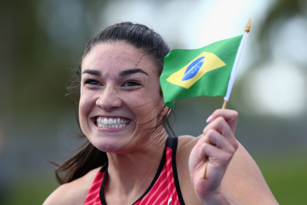 Jenneke se hizo popular por un 
<a href="http://www.univision.com/deportes/vuelve-el-baile-sexy-de-michelle-jenneke-a-las-pistas">sexy baile realizado antes de una competencia en 100 metros vallas</a>. Desde allí, su figura no pasa desapercibida en las pistas. Aunque apenas superó la primera ronda en las pasadas olimpiadas, a sus 23 años aún tiene mucha carrera para deleitar con su talento, su atlético cuerpo y bella sonrisa.