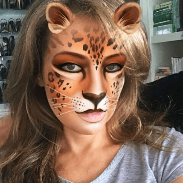 ¡Grrrr! Esta mujer sí que se divierte, qué tal en esta imagen donde la vemos como una atractiva leopardita.