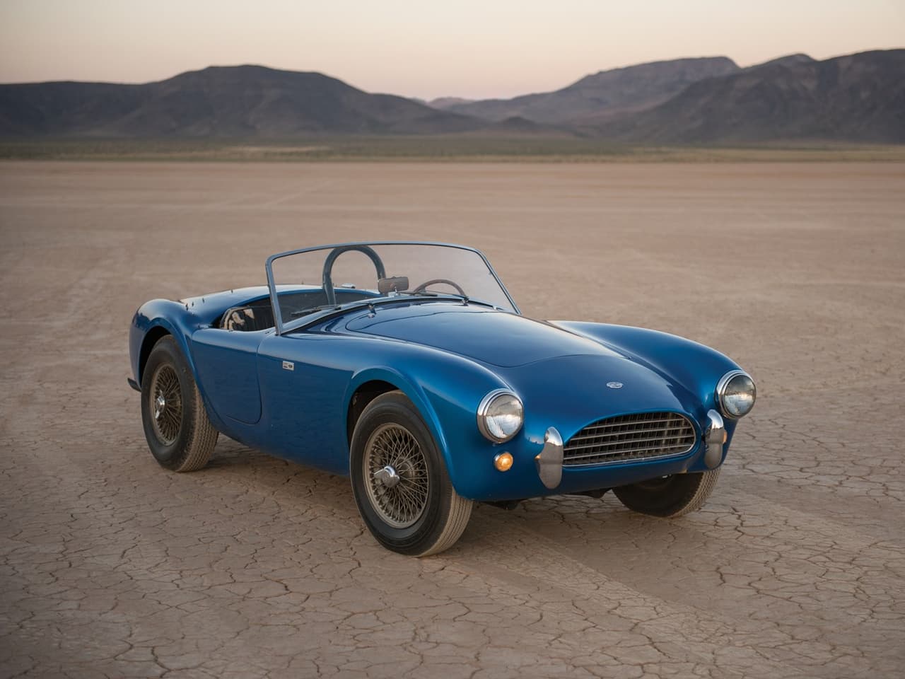 El legendario primer modelo 
<b>Shelby 260 Cobra </b>del año 1962, conocido como 
<b>CSX 2000</b>, fue vendido
<b> por 13.75 millones </b>la subasta de RM Sotheby's durante la 
<b>Semana del Auto de Monterey 2016</b>.