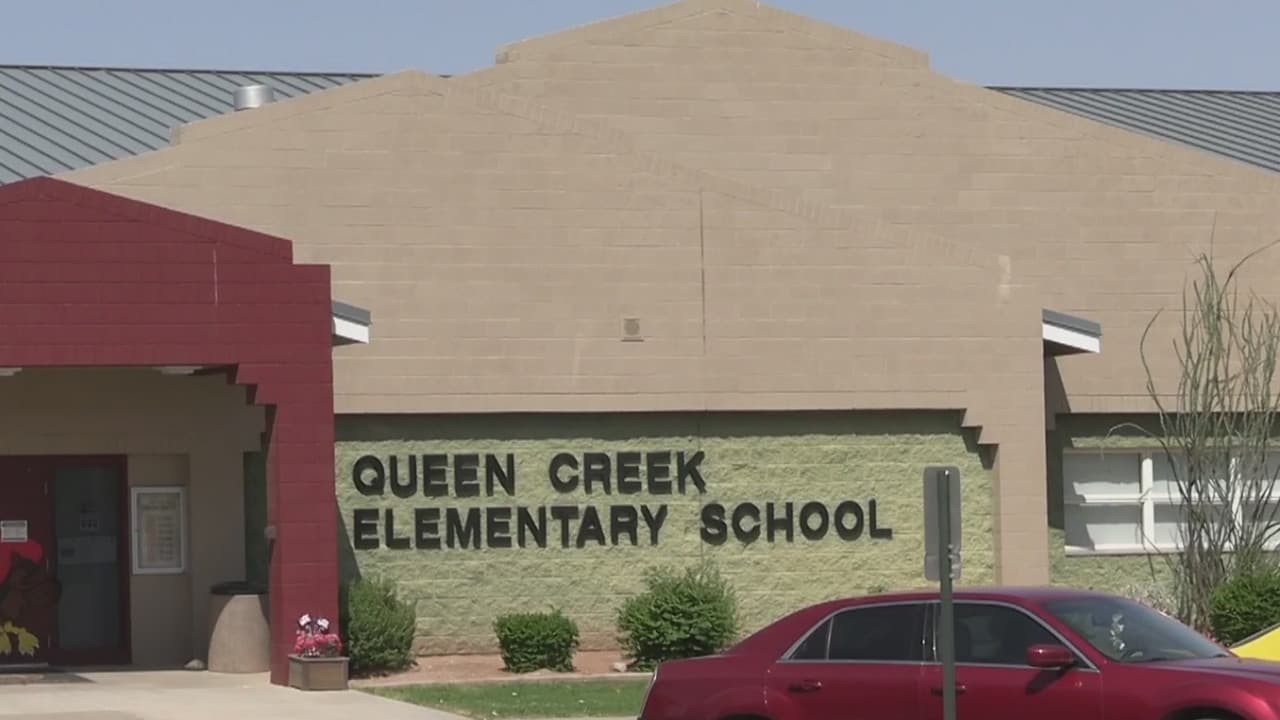 Algunos distritos escolares de Arizona comienzan clases presenciales desafiando criterios del estado 