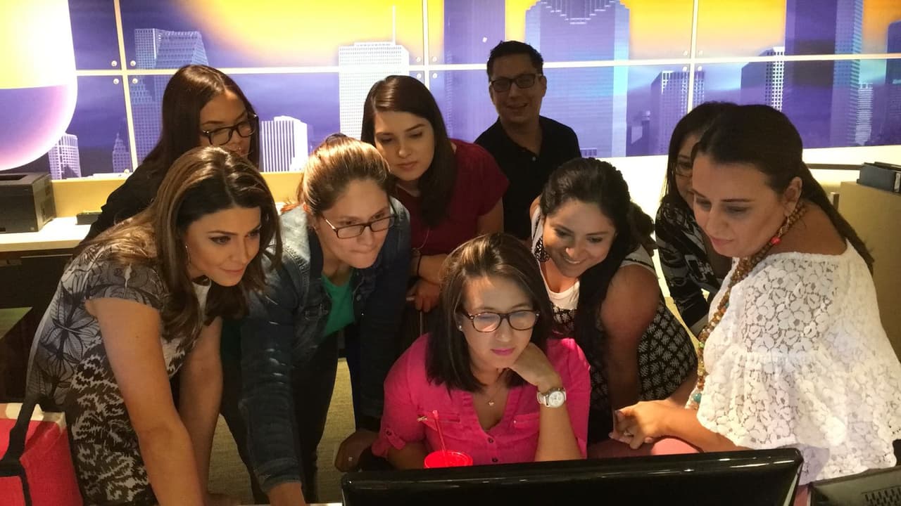 Algunos de los periodistas, editores y productores de Noticias 45 de Univision Houston se reunieron en la sala de redacción del canal para recibir la noticia de las nominaciones.