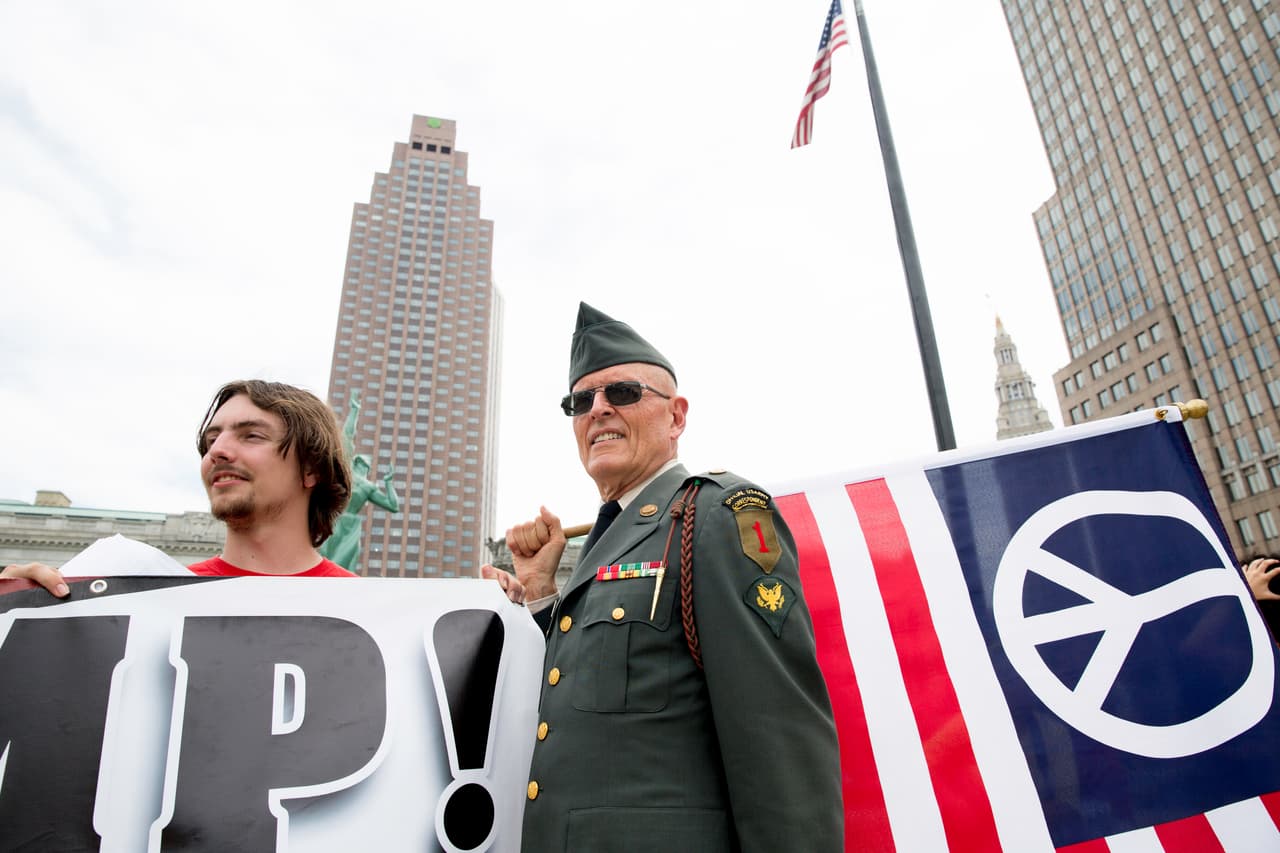 DOMINGO 17 DE JULIO. 3:15 PM. Unos tímidos manifestantes, frente al centro de convenciones de Cleveland. Apenas llamaban la atención del grupo de periodistas que caminaban frente a la protesta.