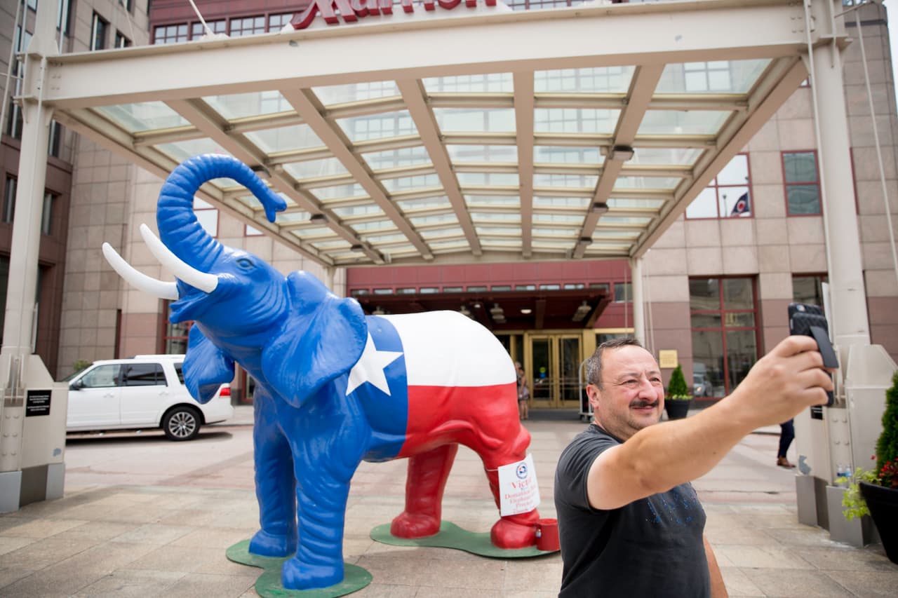 DOMINGO 17 DE JULIO. 3:22 PM. La entrada del Hotel Marriot, justo al lado del Huntington Convention Center de Cleveland. Allí un gran elefante es parte del atractivo de la ciudad en la convención.