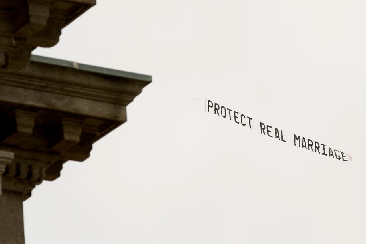 Aviones sobrevolaron la ciudad, llevando mensajes en apoyo al partido republicano, tal como como este en que se lee “protege el matrimonio real”.