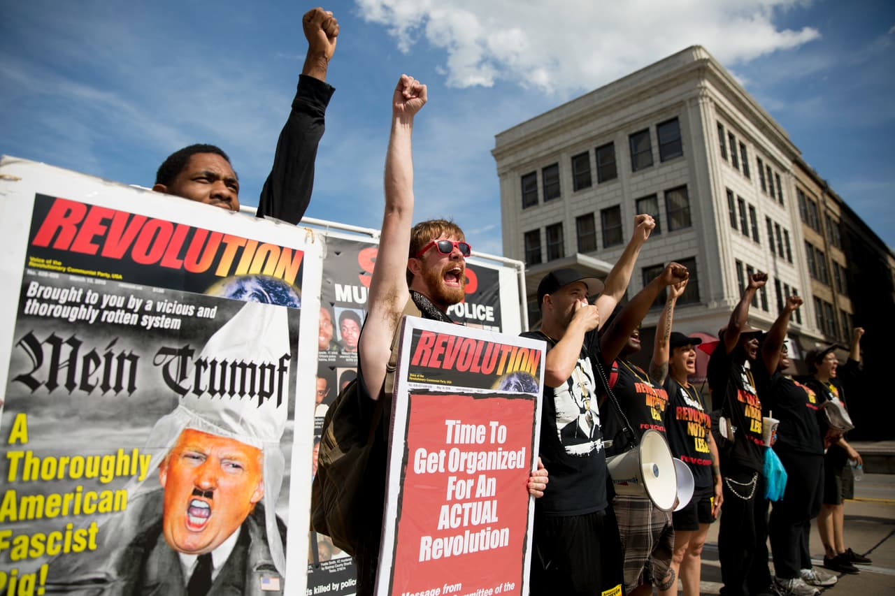 DOMINGO 17 DE JULIO. 4:50 PM. La primera marcha de protesta a la convención. Varios y diversos grupos se reunieron por una causa común, gritar consignas en contra del partido republicano y Donald Trump. Fue una marcha pequeña, ruidosa y pacífica, custodiada por cientos de policías ciclistas antimotines.