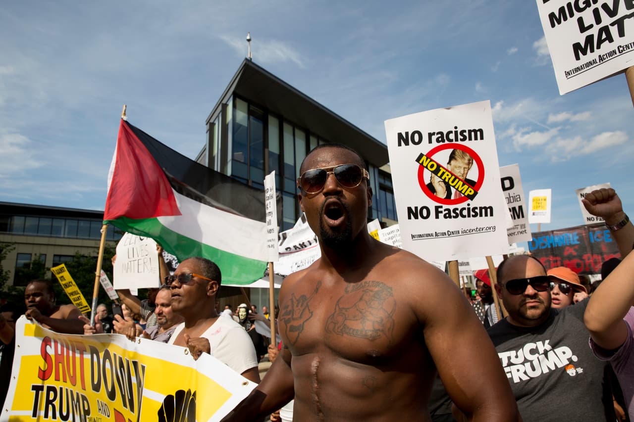 Una pequeña pero ruidosa marcha entro al centro de Cleveland. Varios grupos a favor de los derechos de los inmigrantes o los hispanos y en contra de Donald Trump se unieron en esta manifestación.