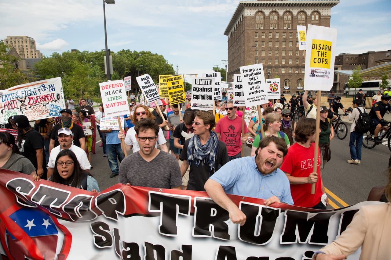 “Detengan a Trump”, dice uno de los carteles presentes en la marcha.