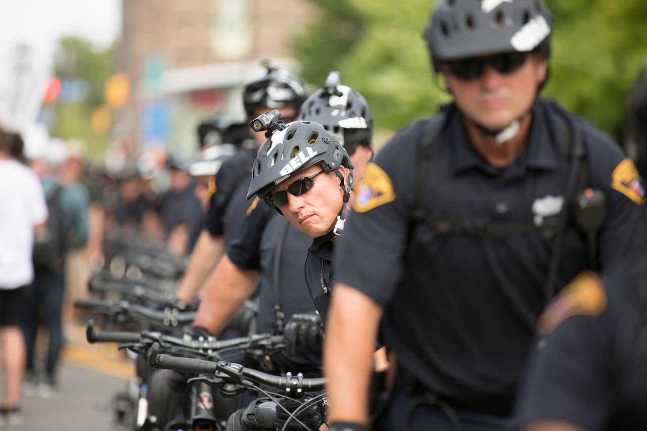 Cientos de policías en bicicleta marcaron la ruta que debía seguir la manifestación.