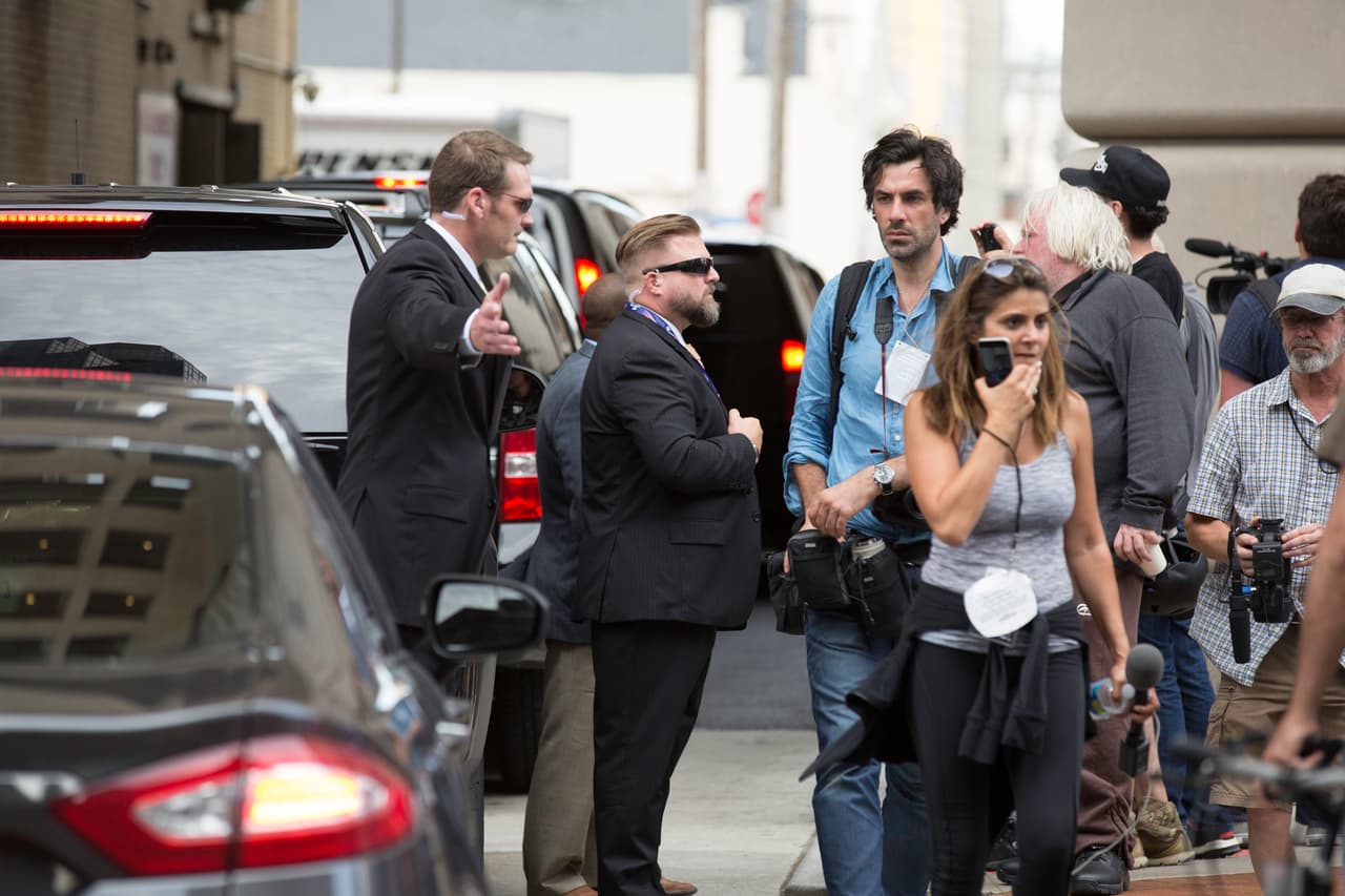 Una fila de carros blindados se cruzó con la manifestación anti republicana y con personas de los medios.
