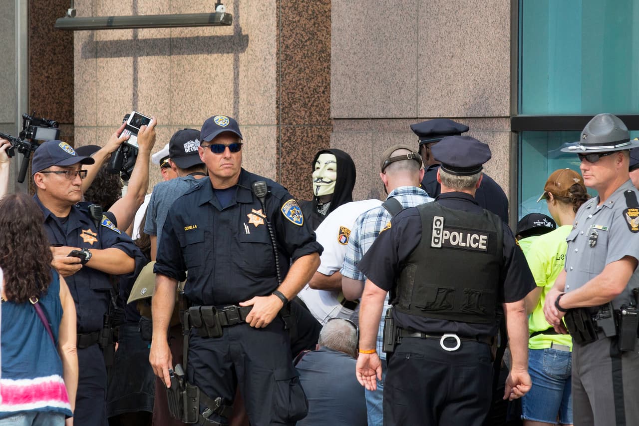 Más adelante, la policía interceptó al grupo para pedirles su identificación. Según uno de sus miembros, la policía les dijo que los revisaban porque los que atacan a la policia andan generalmente enmascarados.