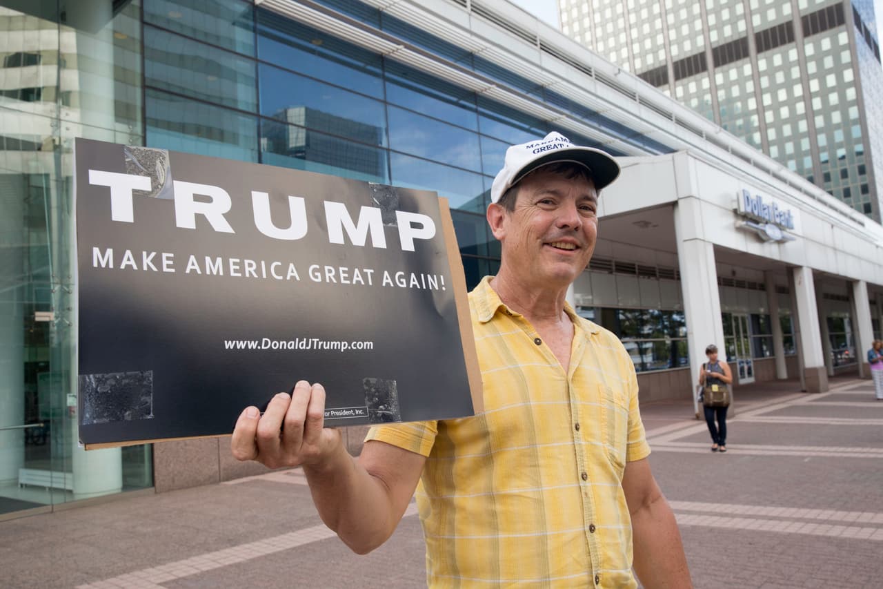 Un manifestante en apoyo a Donald Trump, en el centro de Cleveland.