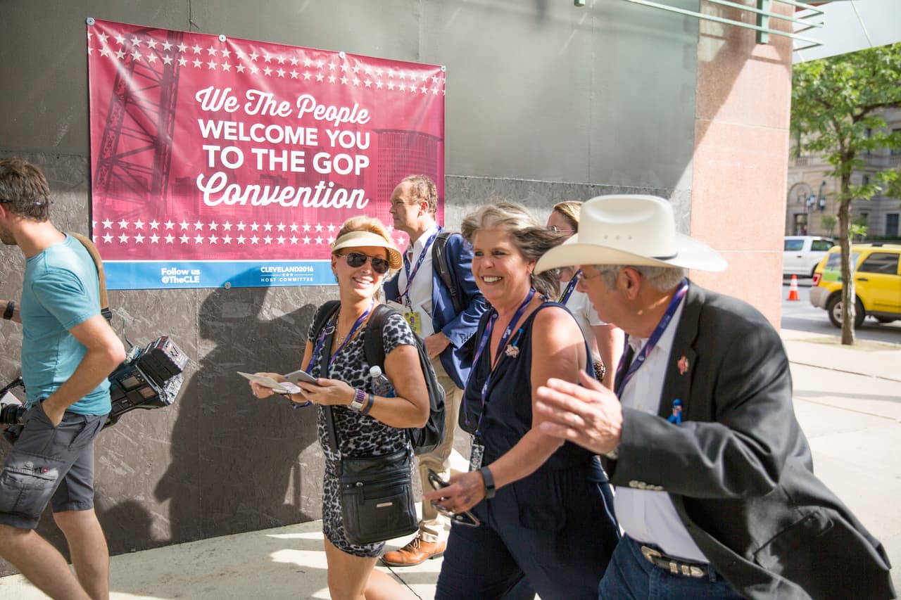 DOMINGO 17 DE JULIO. 7:02 PM. El legendario Museo del Rock and Roll de Cleveland está junto al lago, muy cerca del centro de convenciones. El centro de la ciudad es una carrera de obstáculos para los peatones que deben trasladarse por un laberinto de calles cerradas por la policía y el servicio secreto. Los delegados asisten a un evento de bienvenida en el museo.